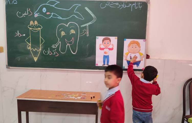 درس تلفیق درس فارسی و علوم فواید خوراکی سالم و ناسالم در کلاس توسط دانش‌آموزان انجام شد.