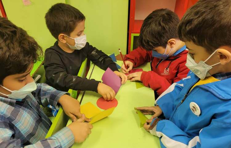 :درس ریاضی،دست ورزی تقارن خطی و دو نیمه مساوی با اشکال هندسی 2