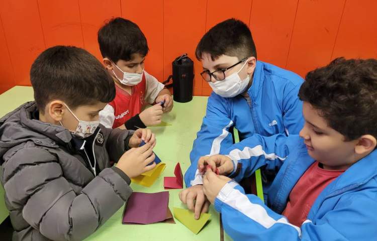 :درس ریاضی،دست ورزی تقارن خطی و دو نیمه مساوی با اشکال هندسی 5