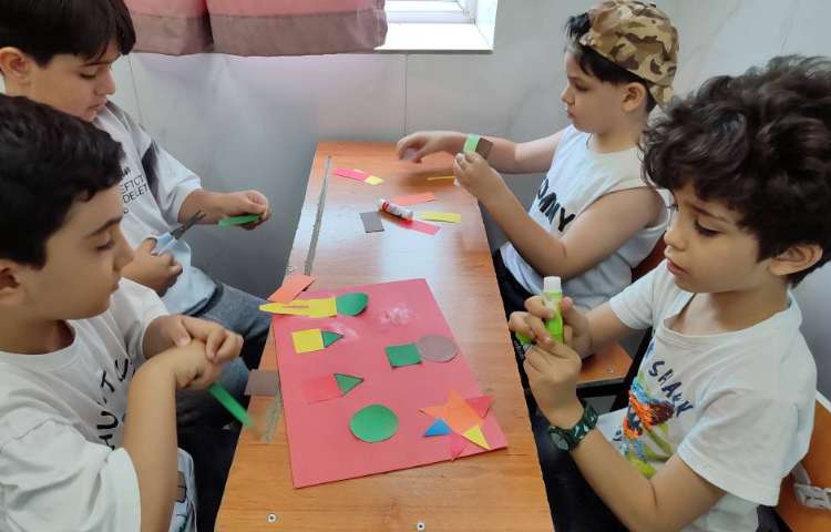 درس ریاضی آشنایی با اشکال هندسی با مشارکت دانش‌آموزان انجام شد‌ 2