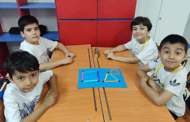 درس ریاضی ( آشنایی با اشکال هندسی ) و ساخت اشکال هندسی با چوب بستنی و خمیربازی در کلاس انجام شد 1