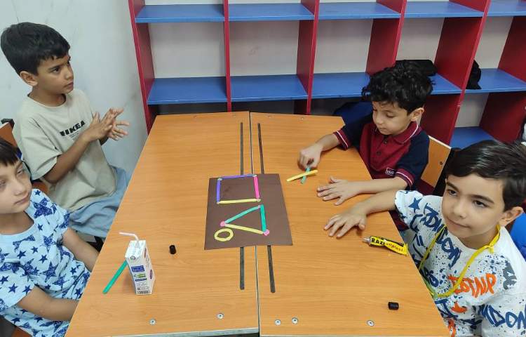 درس ریاضی ( آشنایی با اشکال هندسی ) و ساخت اشکال هندسی با چوب بستنی و خمیربازی در کلاس انجام شد 2