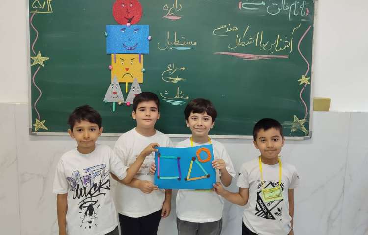 درس ریاضی ( آشنایی با اشکال هندسی ) و ساخت اشکال هندسی با چوب بستنی و خمیربازی در کلاس انجام شد 3