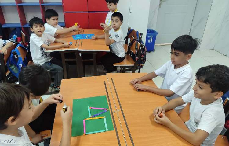 درس ریاضی ( آشنایی با اشکال هندسی ) و ساخت اشکال هندسی با چوب بستنی و خمیربازی در کلاس انجام شد 6
