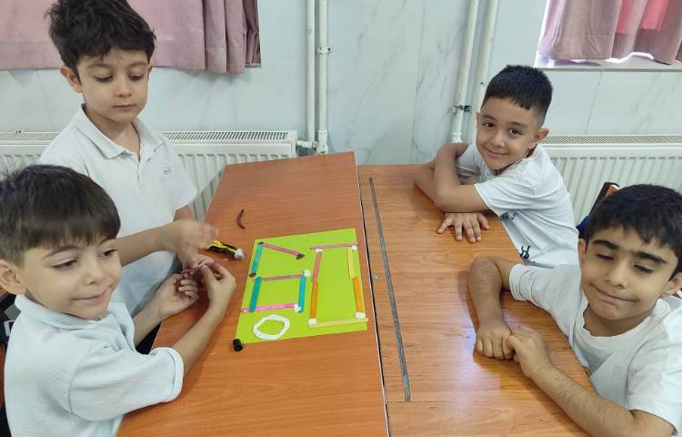 درس ریاضی ( آشنایی با اشکال هندسی ) و ساخت اشکال هندسی با چوب بستنی و خمیربازی در کلاس انجام شد