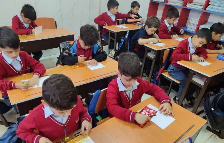 درس ریاضی - آموزش خط تقارن در کلاس توسط دانش‌آموزان انجام شد. 1