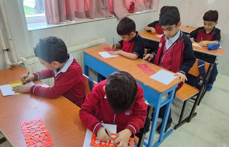 درس ریاضی - آموزش خط تقارن در کلاس توسط دانش‌آموزان انجام شد. 2