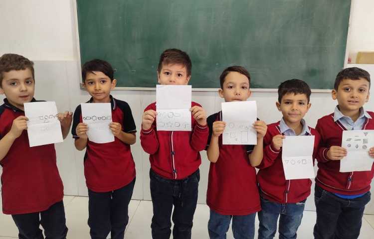 درس ریاضی - آموزش خط تقارن در کلاس توسط دانش‌آموزان انجام شد. 3