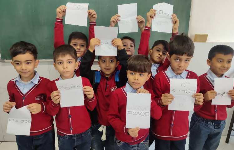 درس ریاضی - آموزش خط تقارن در کلاس توسط دانش‌آموزان انجام شد. 4