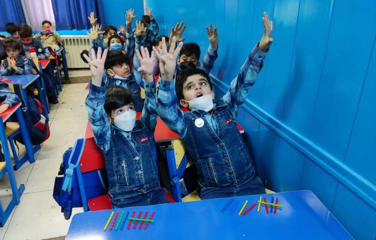 :درس ریاضی، آموزش عدد 9 با نشان دادن انگشت دست و چوب خط 1