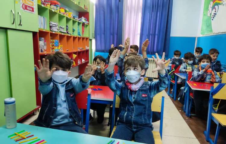 :درس ریاضی، آموزش عدد 9 با نشان دادن انگشت دست و چوب خط 3