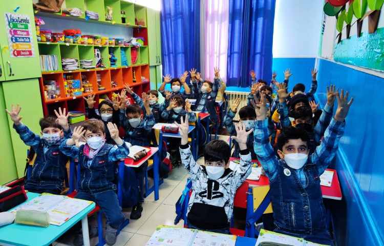 :درس ریاضی، آموزش عدد 9 با نشان دادن انگشت دست و چوب خط