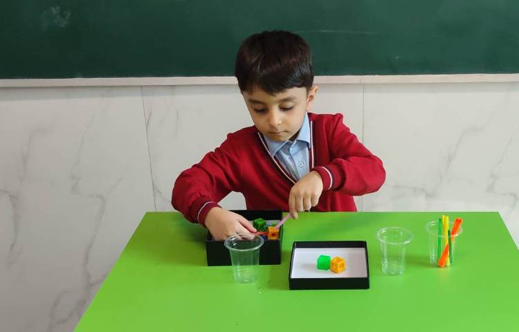 درس ریاضی بازی با چوب‌خط و چینه برای یادگیری اضافه و کم کردن اعداد با مشارکت دانش‌آموزان انجام شد 3