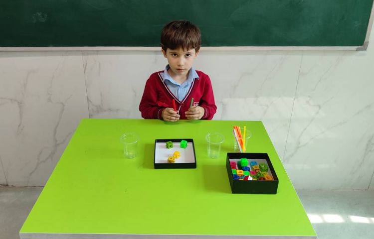 درس ریاضی بازی با چوب‌خط و چینه برای یادگیری اضافه و کم کردن اعداد با مشارکت دانش‌آموزان انجام شد