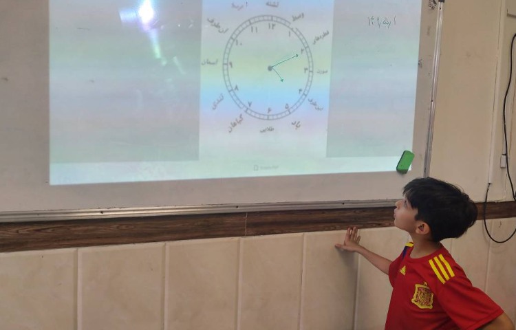درس ریاضی: بازی تلفیقی ریاضی و فارسی، آموزش ساعت و جمله‌سازی 1