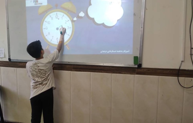 درس ریاضی: بازی تلفیقی ریاضی و فارسی، آموزش ساعت و جمله‌سازی 3