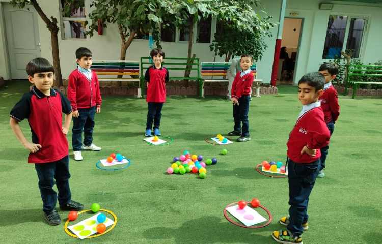 درس ریاضی بازی دقت و تمرکز و شمارش اعداد در حیاط انجام شد. 1