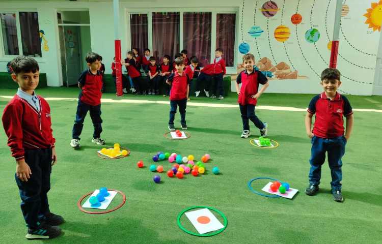 درس ریاضی بازی دقت و تمرکز و شمارش اعداد در حیاط انجام شد. 2