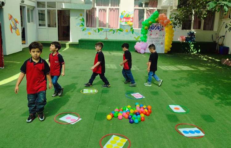 درس ریاضی بازی دقت و تمرکز و شمارش اعداد در حیاط انجام شد. 3