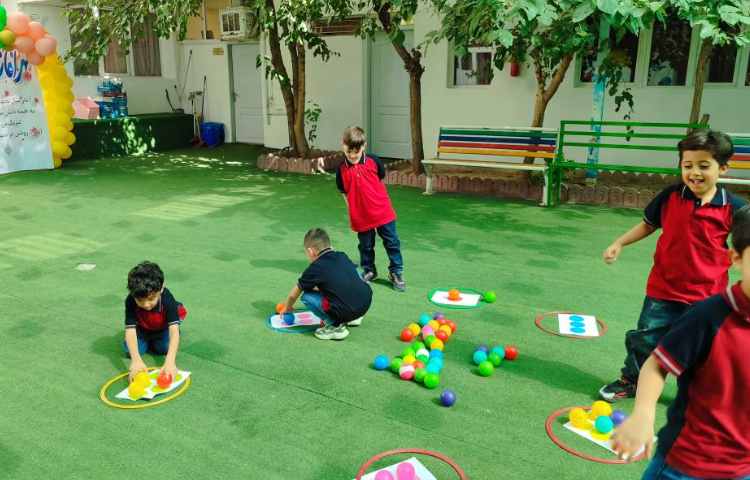 درس ریاضی بازی دقت و تمرکز و شمارش اعداد در حیاط انجام شد.