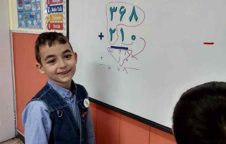 درس ریاضی: تدریس تفریق عددهای سه‌رقمی توسط معلم‌های کوچک 1