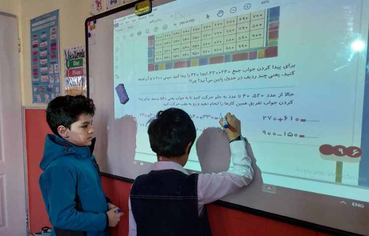 درس ریاضی: تدریس تفریق عددهای سه‌رقمی توسط معلم‌های کوچک