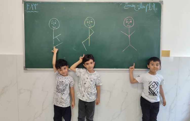 درس ریاضی ، تقویت حافظه‌ی دیداری و تمرکز درکلاس همراه با بازی چوب‌کبربت و چینه اجرا شد. 1