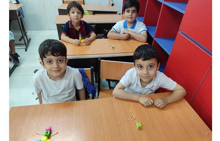 درس ریاضی ، تقویت حافظه‌ی دیداری و تمرکز درکلاس همراه با بازی چوب‌کبربت و چینه اجرا شد. 2