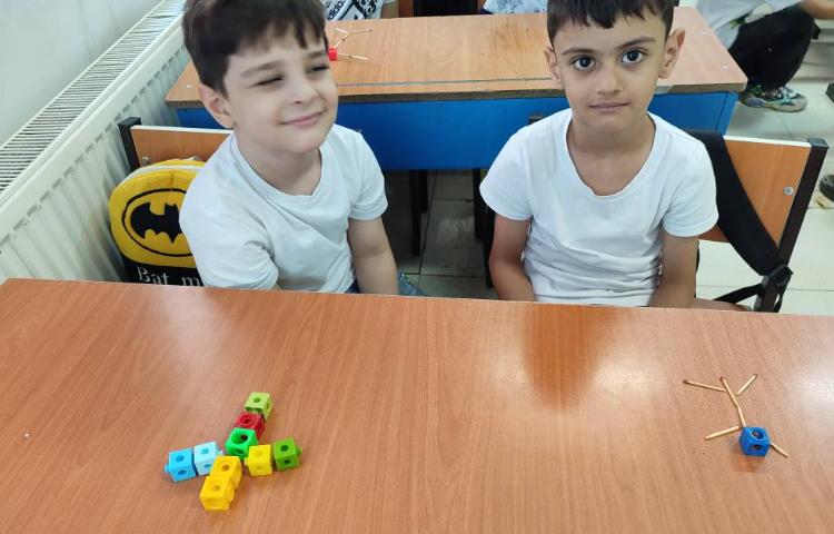 درس ریاضی ، تقویت حافظه‌ی دیداری و تمرکز درکلاس همراه با بازی چوب‌کبربت و چینه اجرا شد.