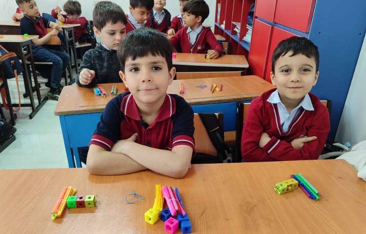 درس ریاضی ، درست‌کردن دسته‌های (10تایی،20تایی و...) در کلاس توسط دانش‌آموزان تمرین و انجام شد. 1