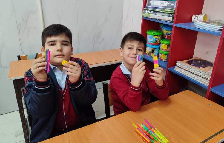 درس ریاضی ، درست‌کردن دسته‌های (10تایی،20تایی و...) در کلاس توسط دانش‌آموزان تمرین و انجام شد. 2