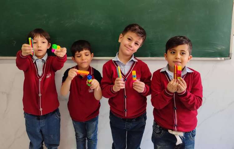 درس ریاضی ، درست‌کردن دسته‌های (10تایی،20تایی و...) در کلاس توسط دانش‌آموزان تمرین و انجام شد. 3