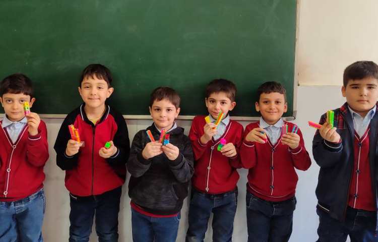 درس ریاضی ، درست‌کردن دسته‌های (10تایی،20تایی و...) در کلاس توسط دانش‌آموزان تمرین و انجام شد. 4