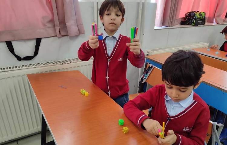 درس ریاضی ، درست‌کردن دسته‌های (10تایی،20تایی و...) در کلاس توسط دانش‌آموزان تمرین و انجام شد. 5