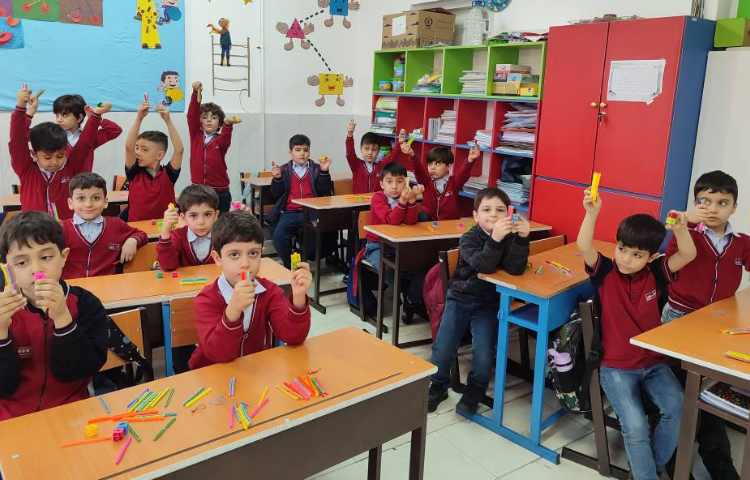 درس ریاضی ، درست‌کردن دسته‌های (10تایی،20تایی و...) در کلاس توسط دانش‌آموزان تمرین و انجام شد.