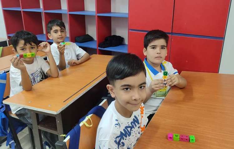 درس ریاضی ساخت ردیف و ستون با استفاده از چینه در کلاس اجرا شد. 1