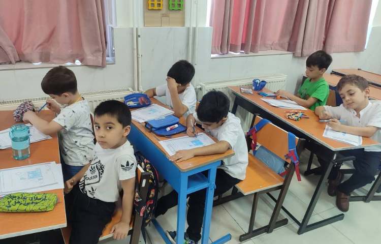 درس ریاضی ساخت ردیف و ستون با استفاده از چینه در کلاس اجرا شد. 4