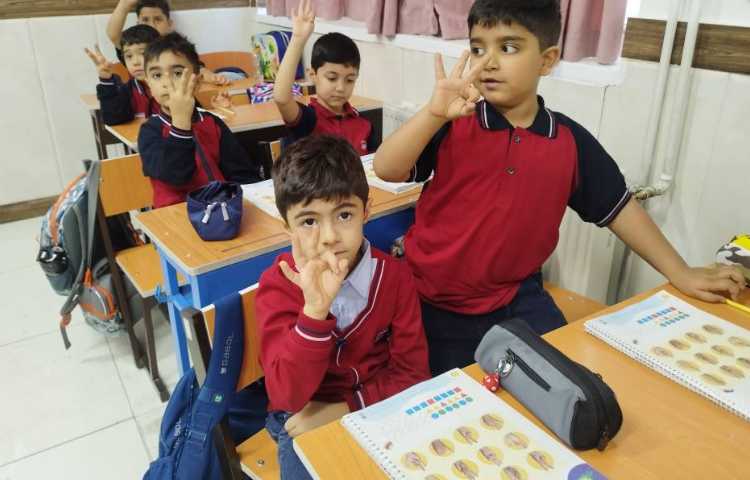 درس ریاضی فعالیت »شمارش و شناسایی اعداد نشان دادن اعداد با انگشتان دست 1