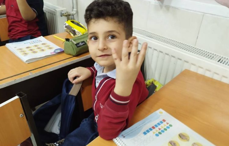 درس ریاضی فعالیت »شمارش و شناسایی اعداد نشان دادن اعداد با انگشتان دست 3