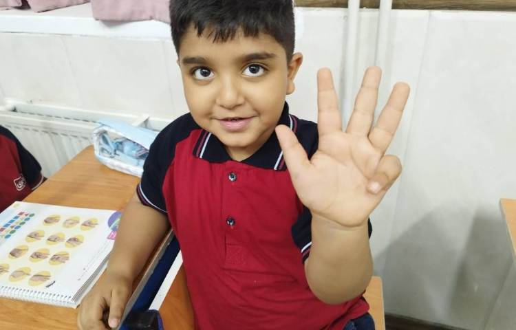 درس ریاضی فعالیت »شمارش و شناسایی اعداد نشان دادن اعداد با انگشتان دست 4