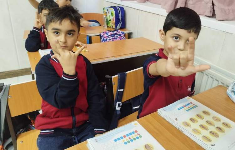 درس ریاضی فعالیت »شمارش و شناسایی اعداد نشان دادن اعداد با انگشتان دست 6