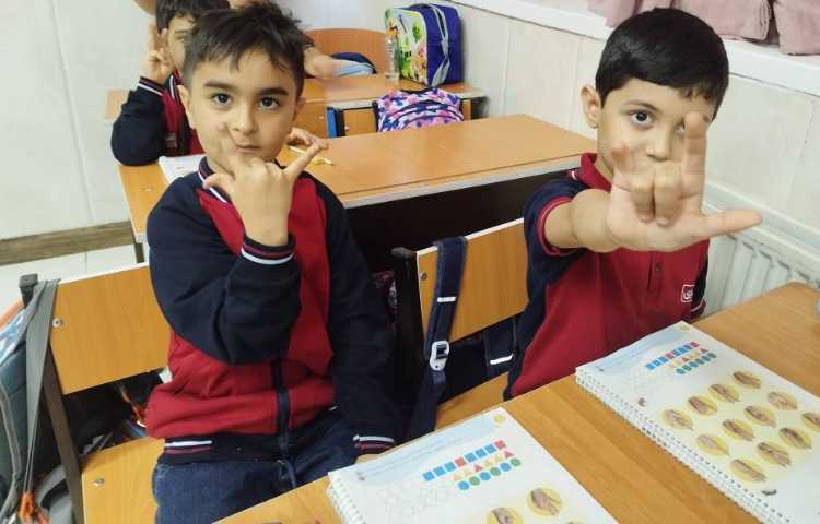 درس ریاضی فعالیت »شمارش و شناسایی اعداد نشان دادن اعداد با انگشتان دست 7