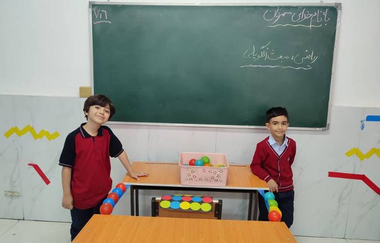 درس ریاضی مبحث الگو به صورت بازی در کلاس انجام شد. 3