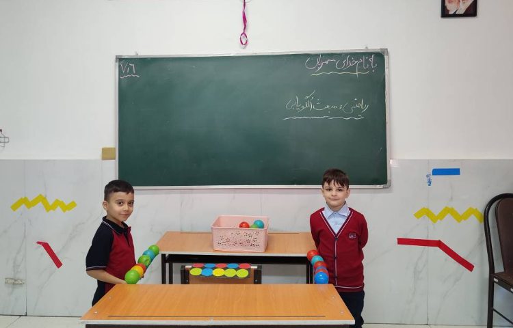 درس ریاضی مبحث الگو به صورت بازی در کلاس انجام شد. 4