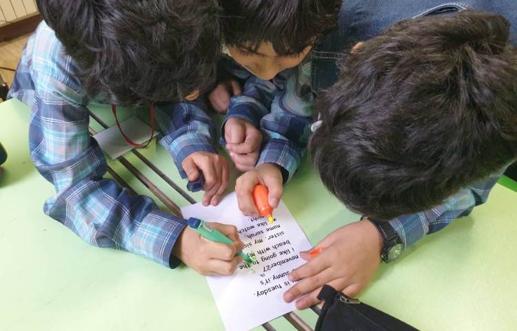 :درس زبان، کار گروهی دانش آموزان در پیدا کردن اشتباهات متن 2