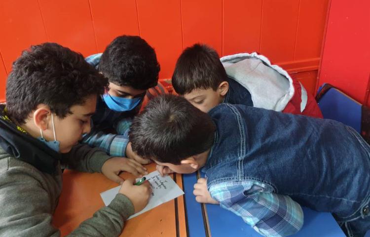 :درس زبان، کار گروهی دانش آموزان در پیدا کردن اشتباهات متن 2