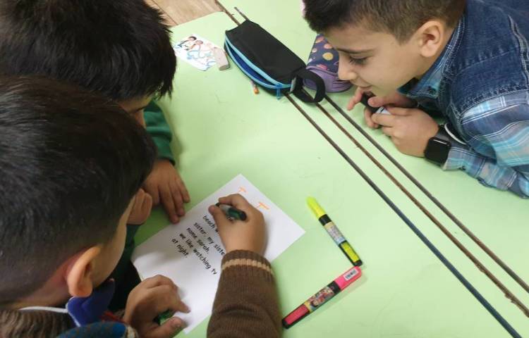 :درس زبان، کار گروهی دانش آموزان در پیدا کردن اشتباهات متن 4