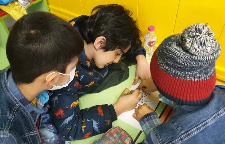 :درس زبان، کار گروهی دانش آموزان در پیدا کردن اشتباهات متن 5