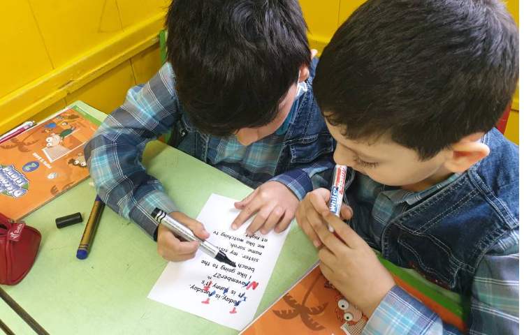 :درس زبان، کار گروهی دانش آموزان در پیدا کردن اشتباهات متن