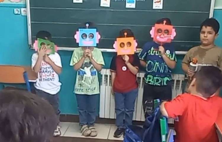 درس شیرین فارسی بخش کردن کلمات همراه با ماسک ربات 3